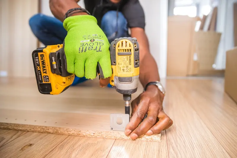 Joiner fixing a timber board with a cordless impact driver
